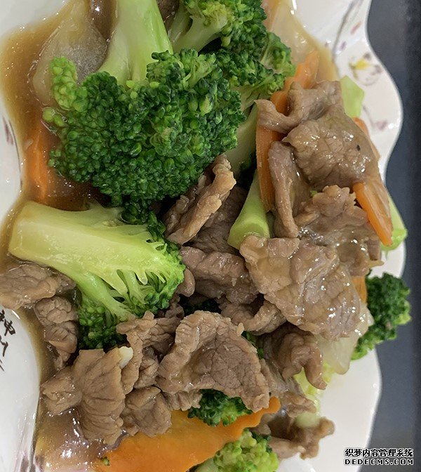牛肉炒西蓝花( 圆葱 or 青椒）
